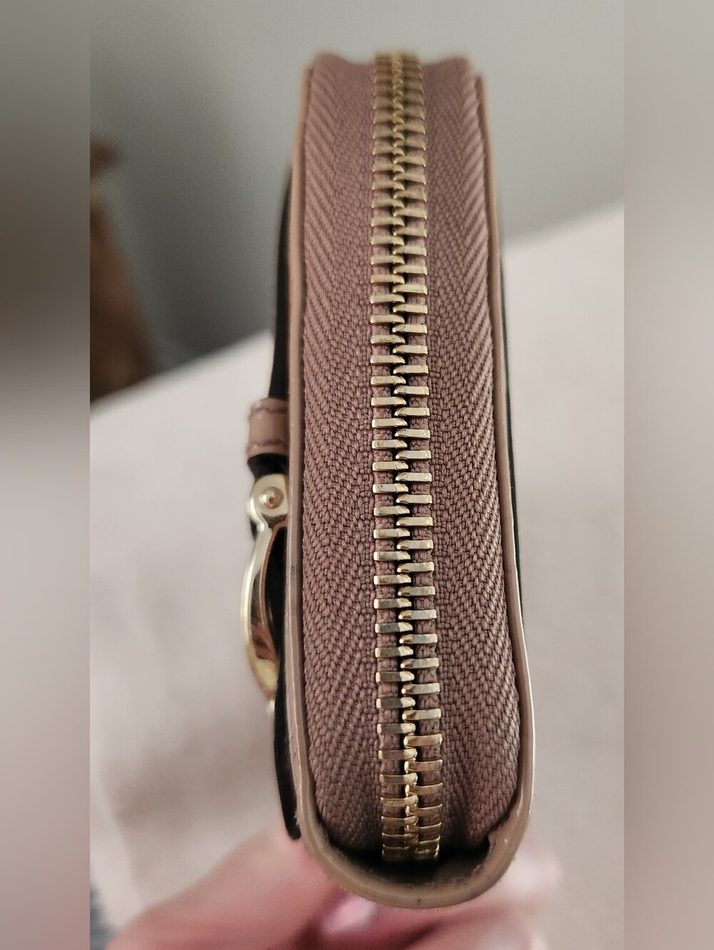 Gucci Taupe Embossed Patent Leather Microguccisima Zip Wallet with Gold Buckle - Picture 6 of 12